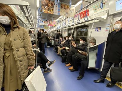 Pasajeros en el metro de Tokio en febrero 2020 antes del anuncio de las medidas de emergencia.