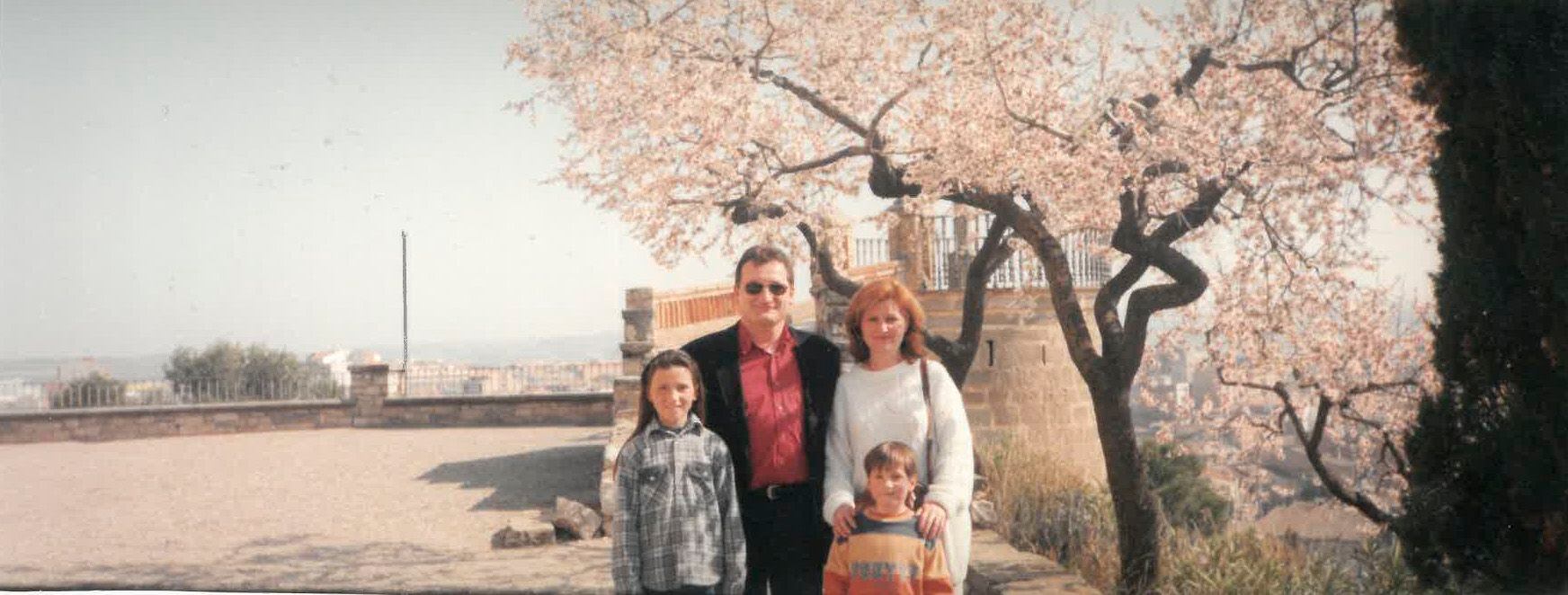 Josep López y Joana Esteban, junto a sus hijas, Klara y Amanda, en una foto del archivo familiar tomada en los años noventa. 