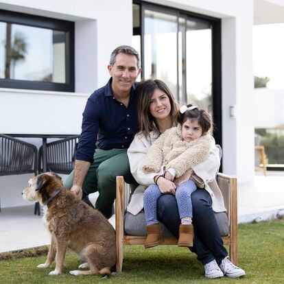 Carmen, en brazos de su madre, Laura Bergillos, con su padre, Javier Silva, y su perra Lua, en el jardín de su casa de Benalmádena (Málaga) a principios de mes.