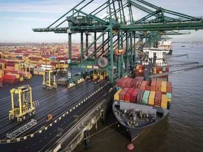 Un barco con contenedores, atracando en el puerto de Amberes (Bélgica).