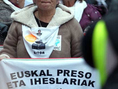 Una de las participantes en la manifestaci&oacute;n en Bilbao contra la dispersi&oacute;n de los presos de ETA.