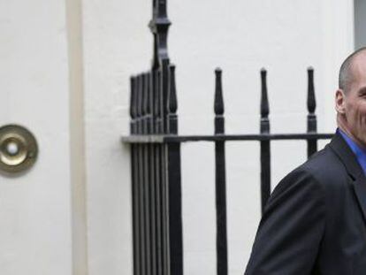 Yanis Varoufakis abandona su reuni&oacute;n con George Osborne, ayer en Downing Street.