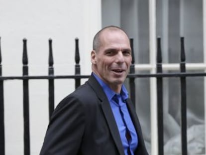 Yanis Varoufakis abandona su reuni&oacute;n con George Osborne, ayer en Downing Street.