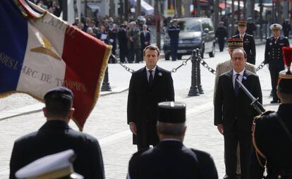 El presidente saliente francés, François Hollande (d), y el mandatario electo de Francia, Emmanuel Macron (c), en la ceremonia por el Día de la Victoria.