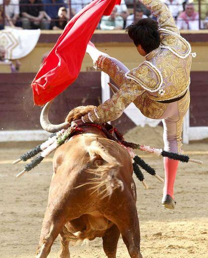 El matador es volteado por su primer astado