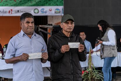 Entrega de cheques en la segunda venta de bonos de carbono en el mercado internacional en Santa María Peñoles, Oaxaca.