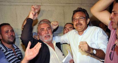El dirente de CC OO Roberto Carmona (en el centro), tras salir en libertad.
