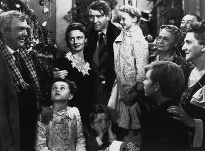 James Stewart, George Bailey en <i>Qué bello es vivir,</i> rodeado de su familia de ficción en la película.