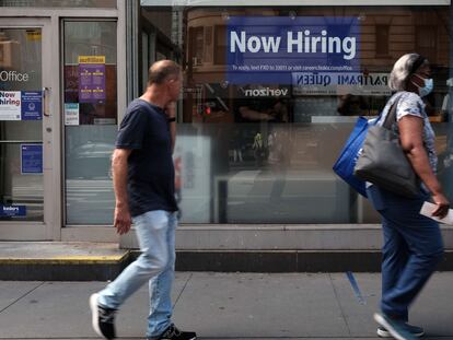 Cartel de contratación de personal en un negocio de Manhattan (Nueva York)