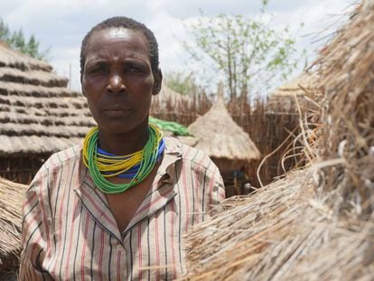 Anna, vecina de Moroto, en el norte de Uganda, posa frente a su cabaña.