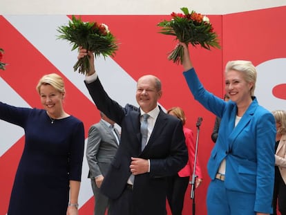 Berlin (Germany), 27/09/2021.- Top candidate of the German Social Democratic Party (SPD) Olaf Scholz (C), leading candidates of the SPD in Berlin Franziska Giffey, (L) and in Mecklenburg-Western Pomerania, Manuela Schwesig (R) pose with flowers following a media event in the aftermath of the German general elections, in Berlin, Germany, 27 September 2021. According to preliminary results, the SPD won the federal elections on 26 September by a small margin over Armin Laschet'Äôs CDU. (Elecciones, Alemania) EFE/EPA/FOCKE STRANGMANN