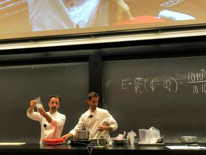 Eduard Xatruch (a la izquierda), cocinero y copropietario de Disfrutar, durante su ponencia en Harvard. Imagen proporcionada por el restaurante.