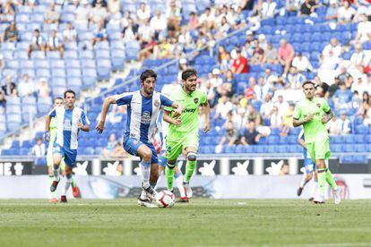 Granero conduce el balón con Campaña, del Levante, al lado.