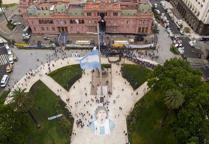 Vista aérea de la Plaza de Mayo y de la Casa Rosada, sede del Gobierno argentino, donde una multitud espera su turno para visitar la capilla ardiente de Diego Armando Maradona.