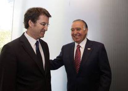 El presidente de la Xunta de Galicia, Alberto Nuñez Feijóo (i), junto al presidente del Comité Empresarial México-España, Valentín Díez Morodo (d), durante el encuentro que han mantenido hoy en un restaurante de Ciudad de México.