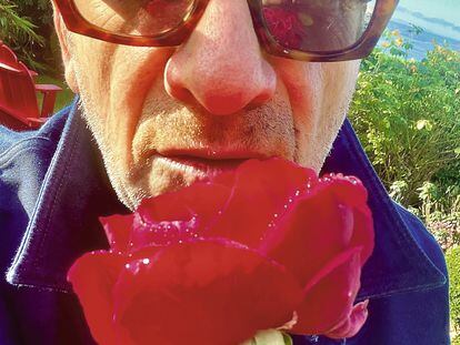 A Elvis Costello le salen bien hasta los selfis, como se demuestran en este que ha querido compartir con ICON.