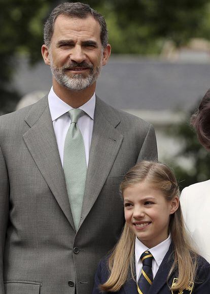 La infanta Sofía, junto a su padre el rey Felipe.