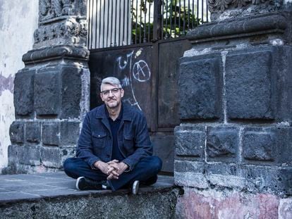 El escritor Emiliano Monge posa para una fotografía en el Centro de Coyoacán en la Ciudad de México.