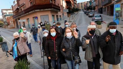 Vecinos del barrio Bellavista de la localidad barcelonesa de Les Franqueses del Valès, protestan por el cierre de la sucursal de BBVA.