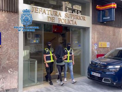Dos agentes de la policía este miércoles en Pamplona acompañan a un veinteañero acusado de realizar labores de adoctrinamiento, captación y reclutamiento yihadista para el Estado Islámico.