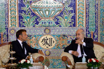 Emmanuel Macron (izquierda) y el presidente de Argelia, Abdelmadjid Tebún, el 25 de agosto, en el arranque de la visita de tres días del presidente francés al país magrebí.