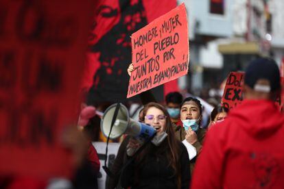 Activistas de la organización Luna Roja marchan por las calles de Quito. 
