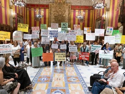 Las entidades vecinales celebran el 50 aniversario de la Federación de Asociaciones de Vecinos de Barcelona, en el Ayuntamiento.