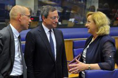 LUX118. LUXEMBURGO, 20/06/2013.- El miembro germano del comit&eacute; ejecutivo del Banco Central Europeo (BCE), J&ouml;rg Asmussen (izda), presidente del Banco Central Europeo (BCE), Mario Draghi, y la ministra de Finanzas austriaca Maria Fekter, conversan antes de la reuni&oacute;n de los ministros de Finanzas de la zona euro, en Luxemburgo, el 20 de junio del 2013. EFE/Nicolas Bouvy