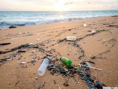 Restos de plástico no reutilizable en una playa.