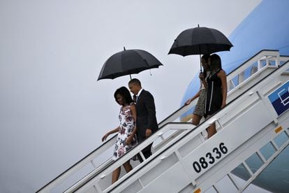 Barack y Michelle Obama bajan de su avión en el aeropuerto José Martí de La Habana, el 20 de marzo.