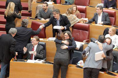 En primera fila, desde la izquierda, Puig, Oltra y Soler, reciben la felicitación de los diputados del PP en las Cortes Valencianas el 21 de diciembre.