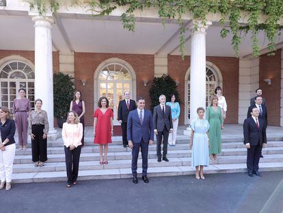 Foto de familia de todos los ministros en la escalinata del Palacio de la Moncloa el pasado martes.