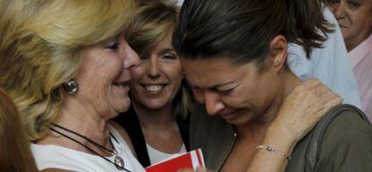 Esperanza Aguirre, abraza a Luc&iacute;a Figar, consejera de Educaci&oacute;n de la Comunidad de Madrid