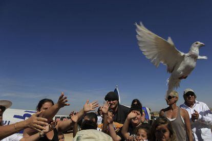 Israelís sueltan a una paloma en la frontera de Kerem Shalom para celebrar la liberación del soldado Gilad Shalit.