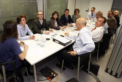 Moneo, en el centro de la mesa, junto a los consejeros de Educación de las autonomías gobernadas por el PP.