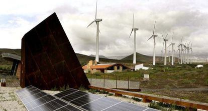 Un parque e&oacute;lico junto a paneles fotovoltaicos en Santa Cruz de Tenerife.