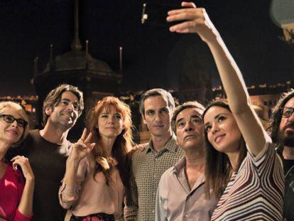 De izquierda a derecha, Belen Rueda, Eduardo Noriega, Juana Acosta, Ernesto Alterio, Eduard Fernández, Dafne Fernández (con el móvil en la mano para un 'selfie') y Pepón Nieto, en 'Perfectos desconocidos'.