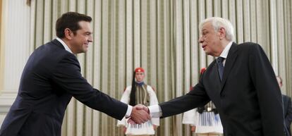 El primer ministro griego, Alexis Tsipras y el presidente de la República, Prokopis Pavlopoulos.