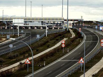 Autopista de peaje que lleva a la terminal T- 4 del aeropuerto de Barajas.