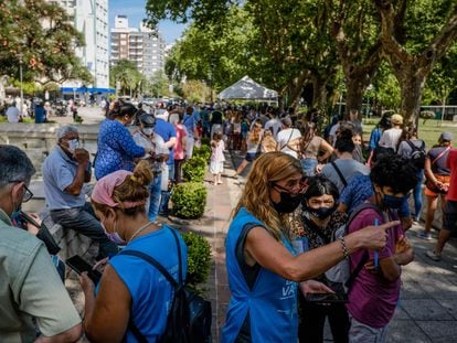 Decenas de personas esperan por un test de antígenos en la ciudad balenaria de Mar del Plata, 400 kilómetros al suroeste de Buenos Aires, el 29 de diciembre de 2021.