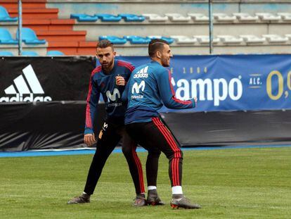 Borja Mayoral (I) junto a Dani Ceballos en un entrenamiento con la sub-21. 