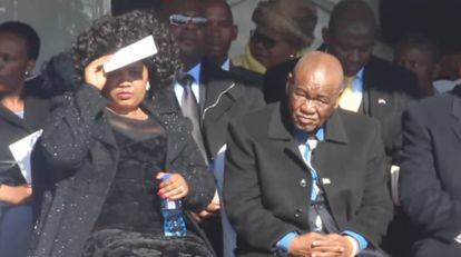 La actual pareja presidencial en el funeral por la antigua primera dama, de cuyo asesinato ahora son sospechosos.