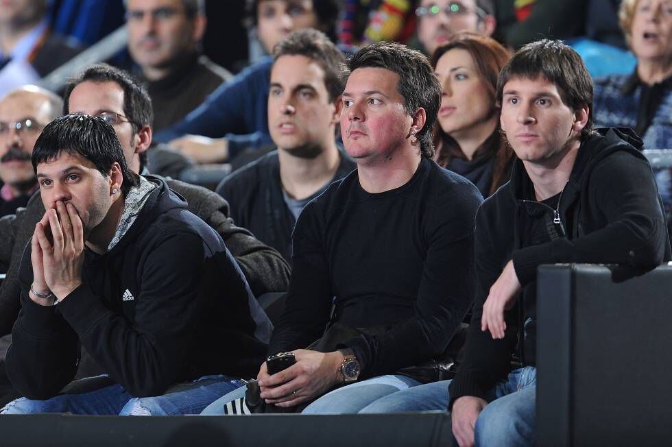 De izquierda a derecha, Matías, Rodrigo y Lionel Messi en un partido de baloncesto en Barcelona en 2010.