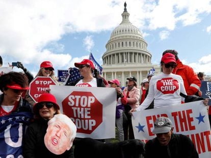 Simpatizantes de Trump protestan contra el ‘impeachment’, frente al Capitolio el pasado octubre. En vídeo, así contamos las claves del proceso cuando estalló el caso (27-09-19).