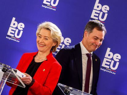 La presidenta de la Comisión Europea, Ursula von der Leyen, y el primer ministro belga, Alexander De Croo, durante la inauguración de la presidencia belga de turno del Consejo de la UE