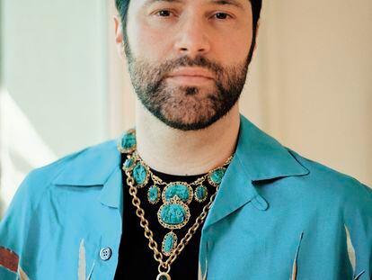 El diseñador italiano Gherardo Felloni, director creativo de Roger Vivier, fotografiado en su casa de París. Felloni lleva un collar de 1860 con camafeos en turquesa y otro de 1800 con un medallón en marfil.