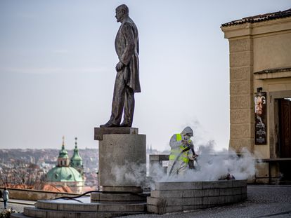 Un trabajador desinfecta la estatua del presidente checoslovaco Tomáš Garrigue Masaryk en la plaza con su mismo nombre en la ciudad de Praga (República Checa) el 27 de marzo de 2020.