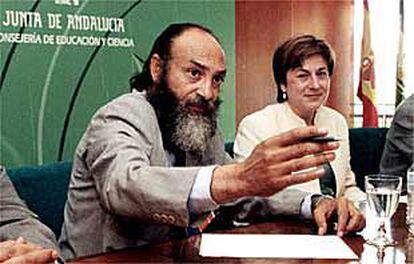 Cándida Martínez y el presidente de la FARA, Vicente Rodríguez, durante la firma del convenio.