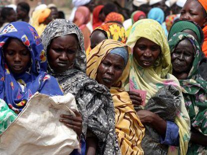 Varias mujeres sudanesas hacen cola para obtener comida en el campamento de refugiados de Kass, al sur de Darfur, en 2004. 
