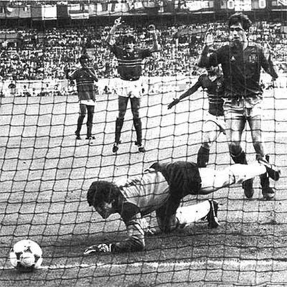 Una falta al borde del área lanzada por Platini se escurre entre las manos del guardameta español Arconada. España se queda sin la Eurocopa de 1984.